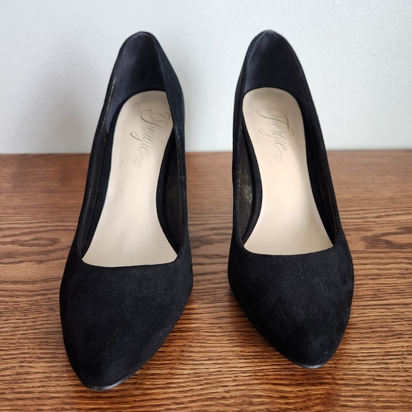 Fergie Sydney Velvet Pump - Picture 4 of 9